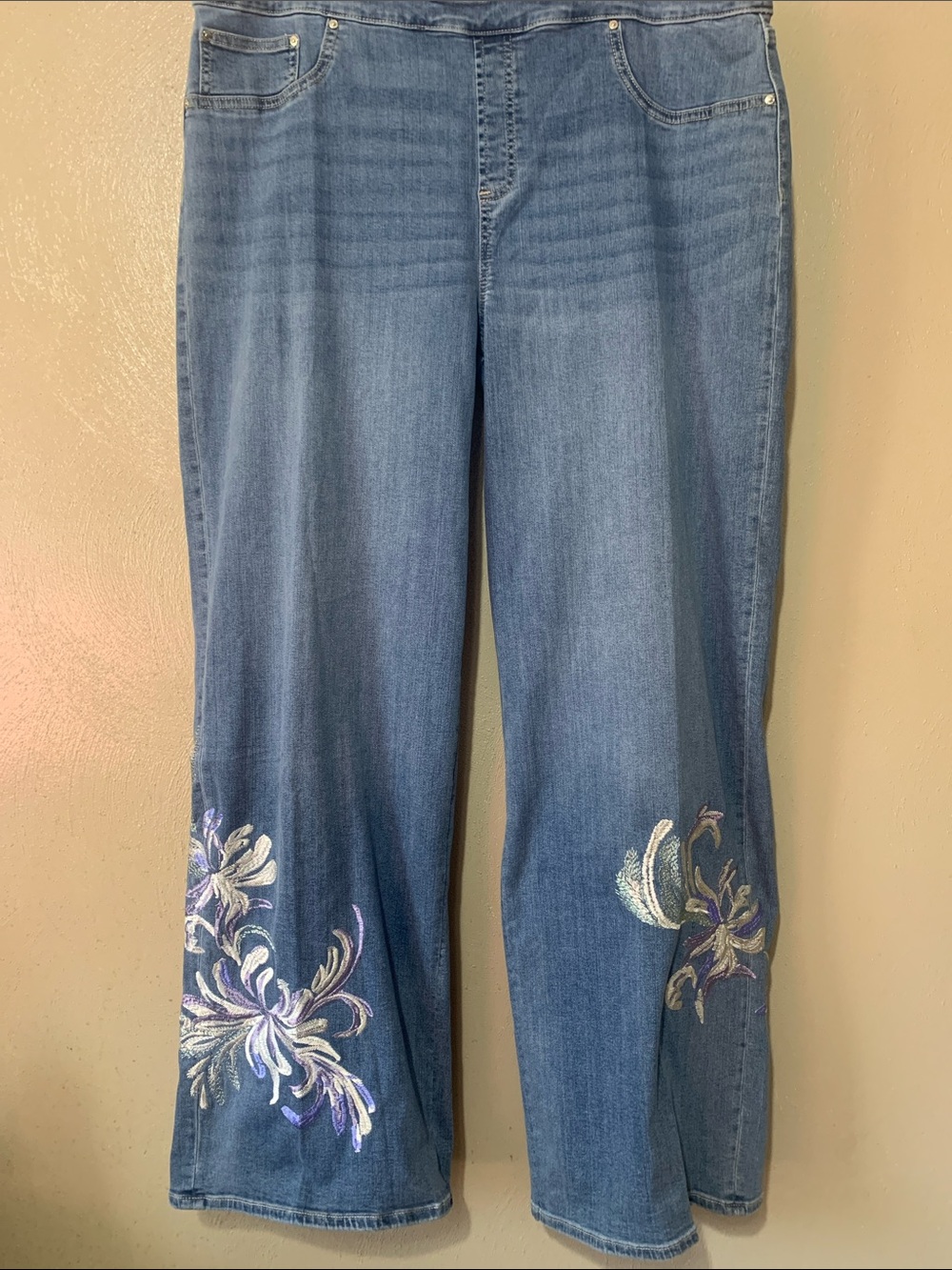 Chico's size 3.5 18 Tall Blue Wide-Leg Jeans Lavender & Cream Embroidery NWT